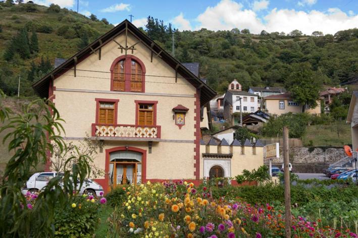 Hotel Restaurante La Casilla Cangas De Narcea Exterior photo